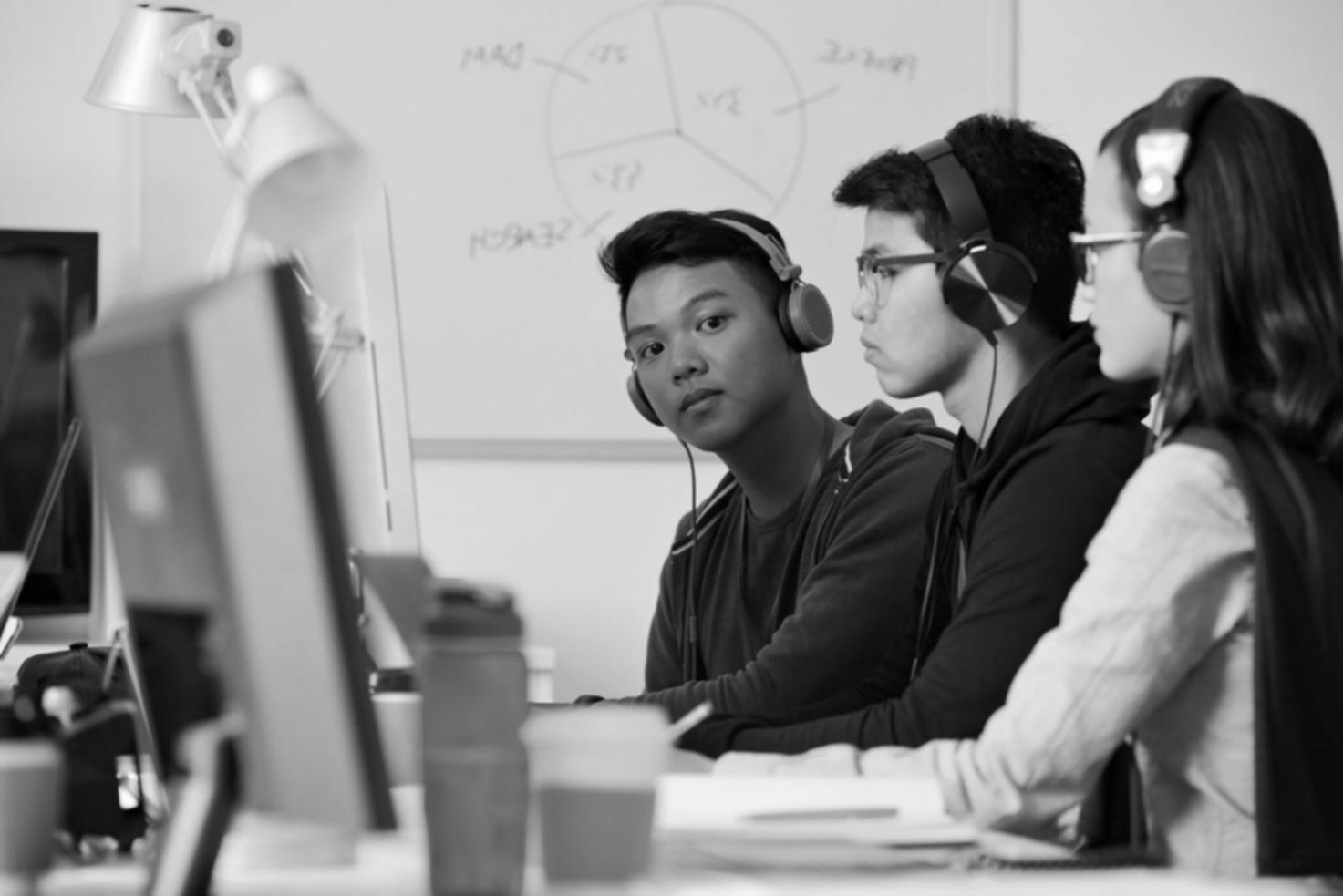 Moderne Versicherungstechnologie und KI-Anwendungen im Büroalltag